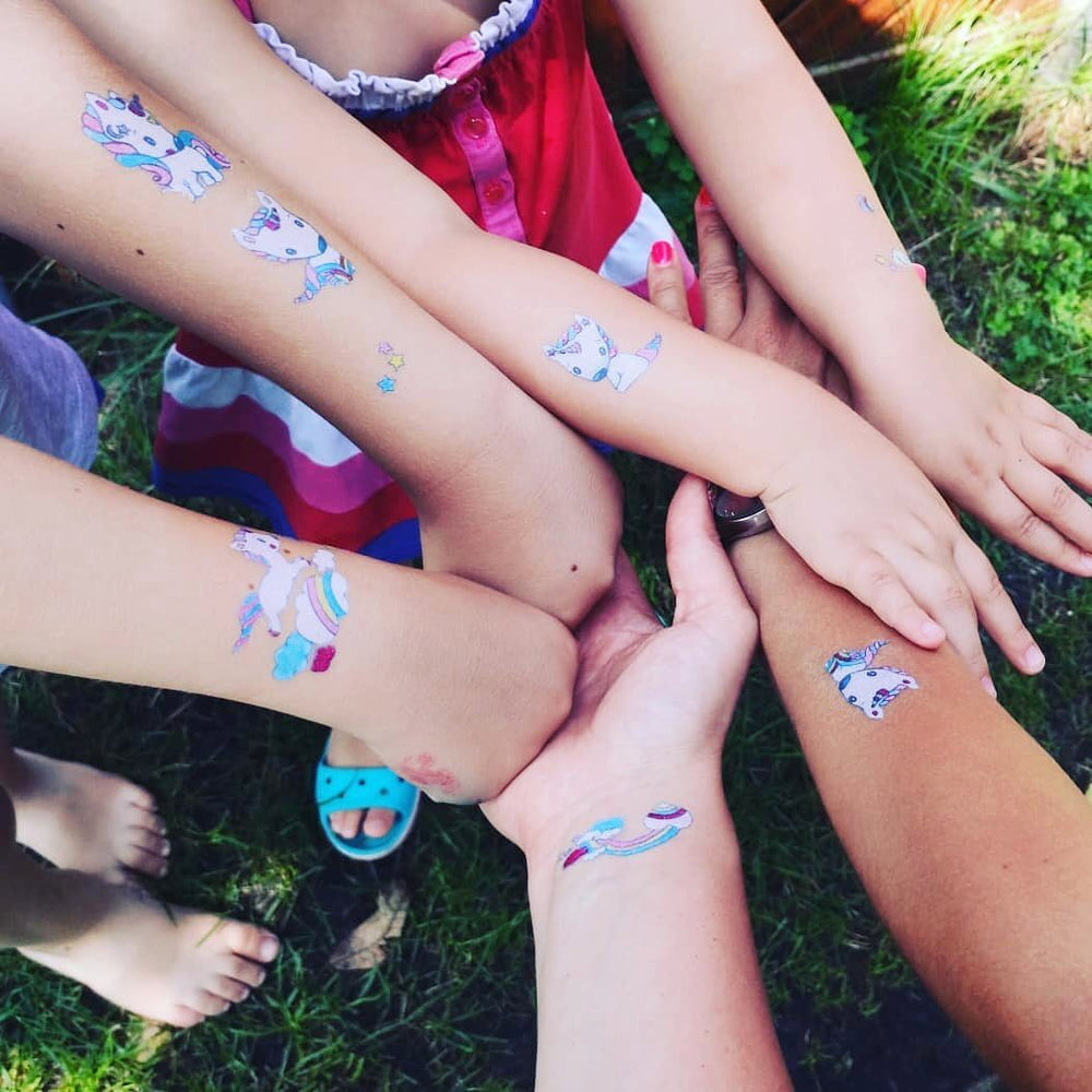Kinder zeigen bunte Tattoos auf Armen als Teil der anderen Spielzeuge Sammlung