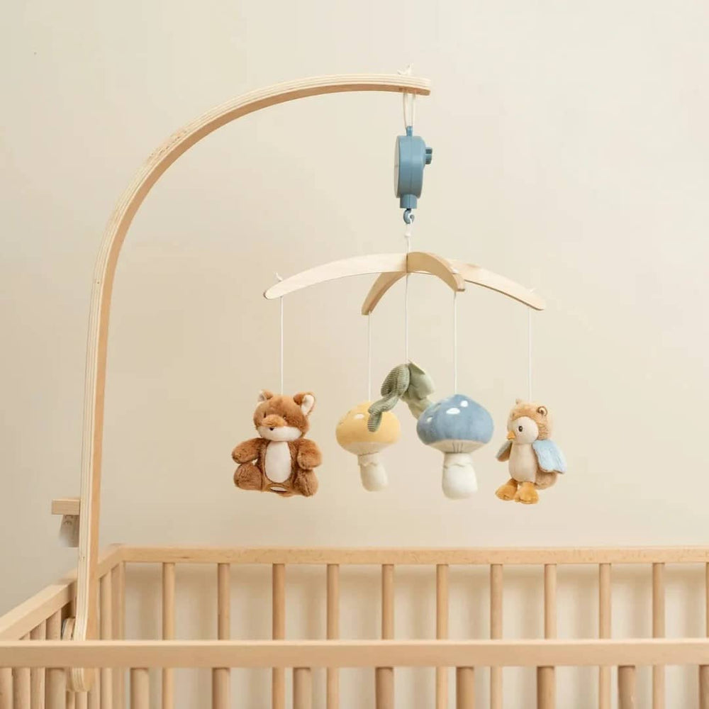 Karussells, Spieluhren und Lampen für Babys mit weichen Tier- und Pilzfiguren über dem Kinderbett
