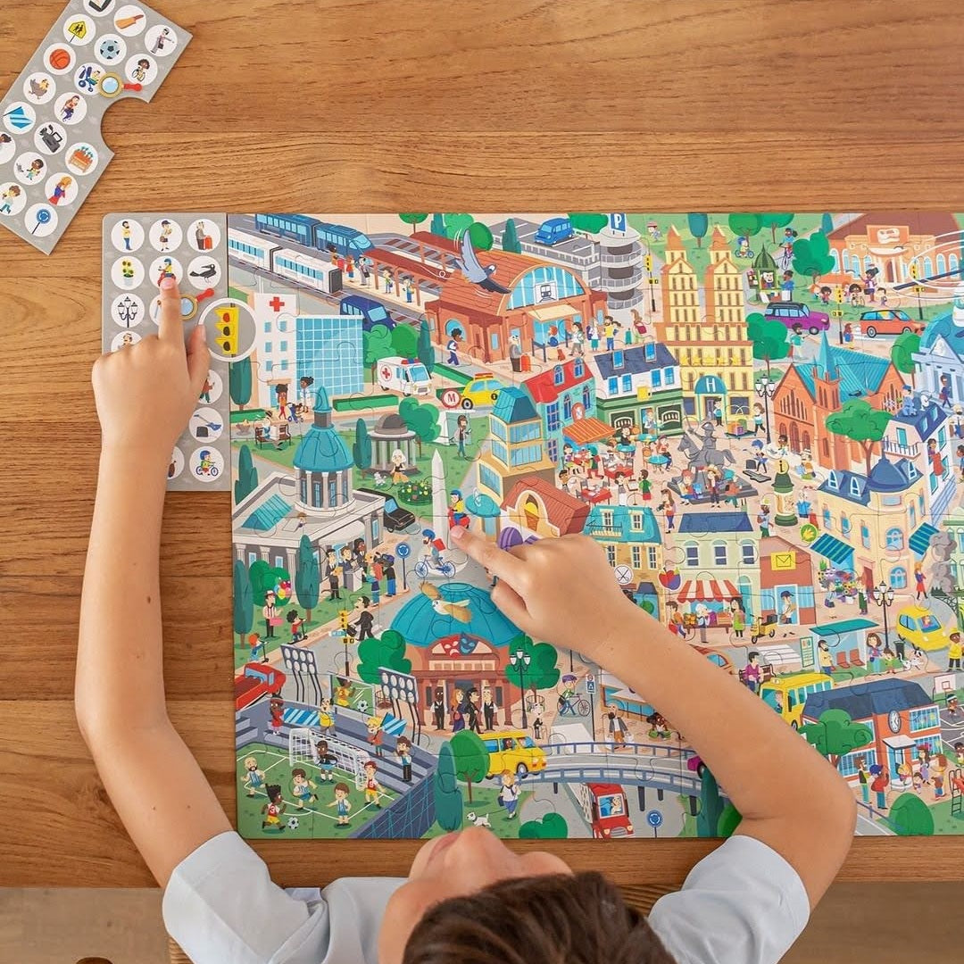 Kind legt farbenfrohes Puzzle mit einer lebhaften Stadtlandschaft auf einem Holztisch