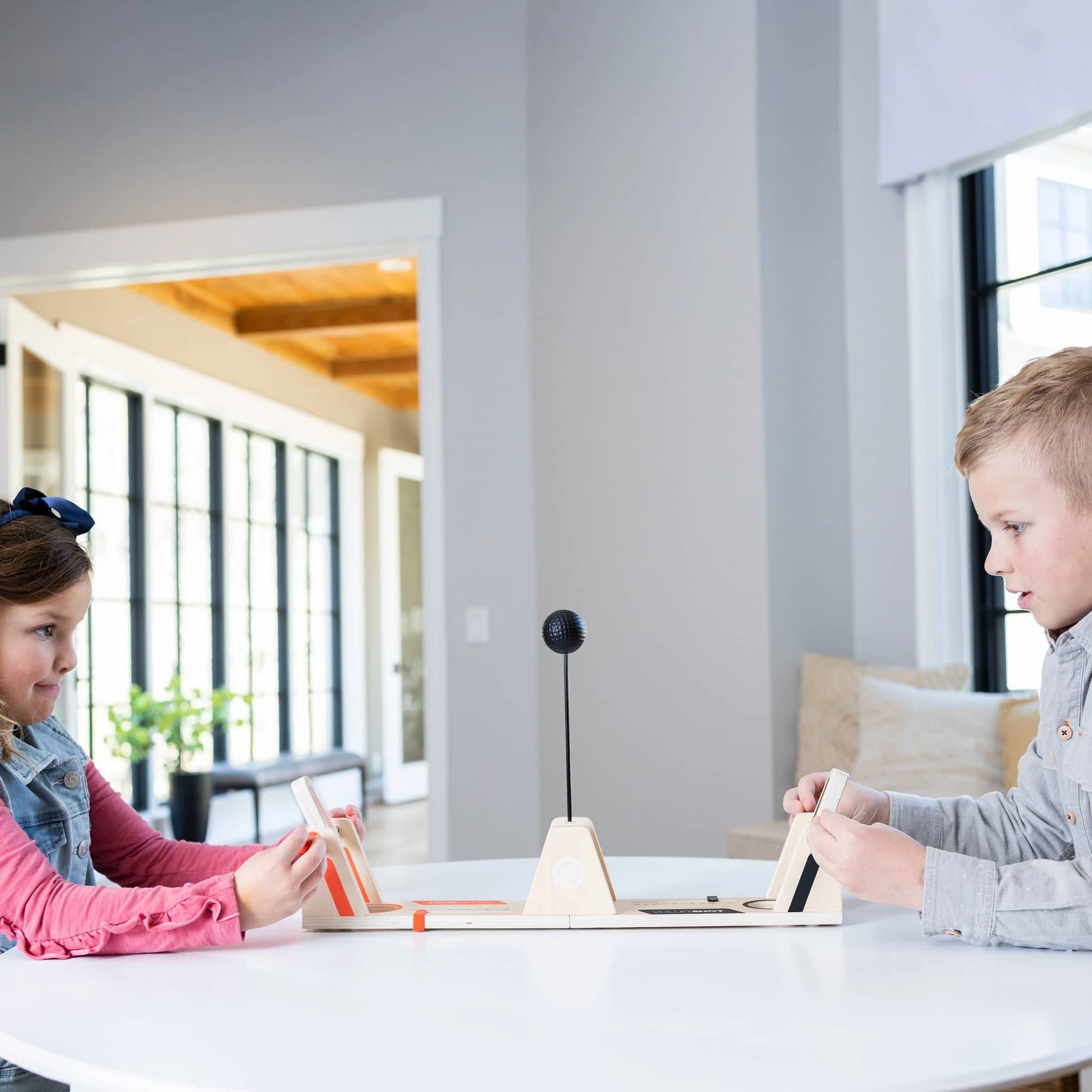 Kinder spielen strategisches Brettspiel mit Spielzeug ab 8 Jahren für logisches Denken und Konzentration