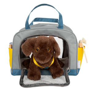 Labrador-Hund mit Tasche und Pflege-Set