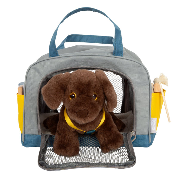 Labrador-Hund mit Tasche und Pflege-Set