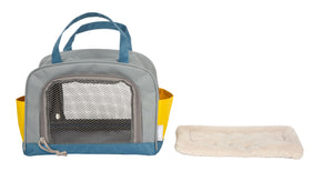 Labrador-Hund mit Tasche und Pflege-Set