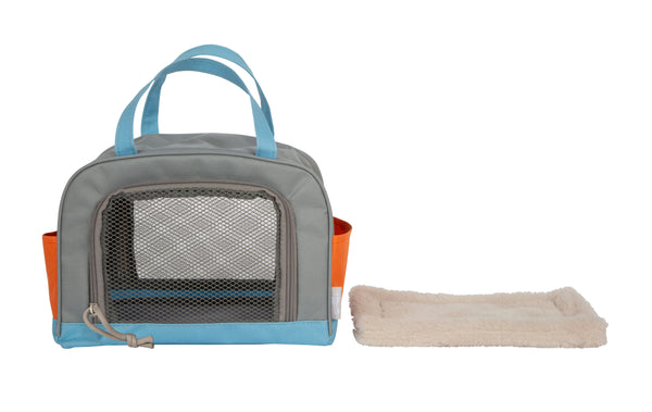 Katze mit Tasche und Pflege-Set