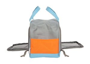 Katze mit Tasche und Pflege-Set