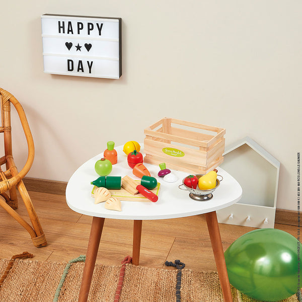 Holzkiste mit Obst und Gemüse zum Schneiden und 23 Zubehörteilen.