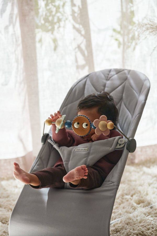 Babywippe BLISS COTTON Petal Quilt – Hellgrau + Spielzeug Googly Eyes Pastels