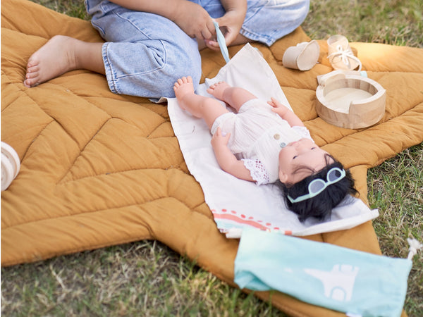 Puppe Mädchen Doll – Asiatin mit Brille 38 cm