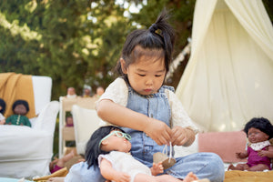 Puppe Mädchen Doll – Asiatin mit Brille 38 cm