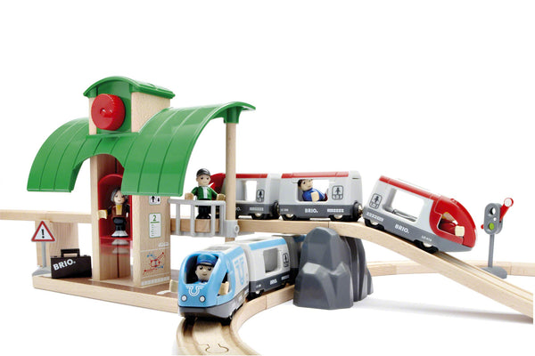 Eisenbahnset mit Bahnhof