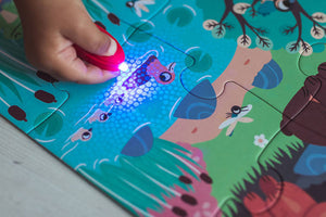 Leuchtendes Puzzle mit Mini-UV-Lampe – Wald 24 Teile 3+ - Tublu.de