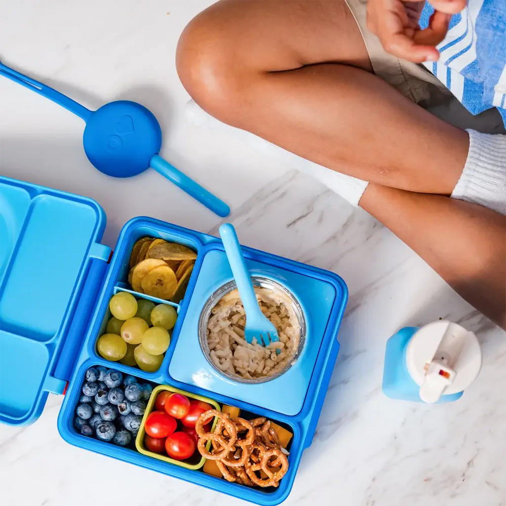 Lunchbox mit Thermoskanne OmieBox – Blue Sky in Blau mit mehreren Fächern und Edelstahl-Thermoeinsatz