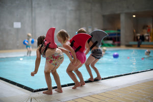 Haifischflossen-Schwimmgürtel für Kinder – Rot