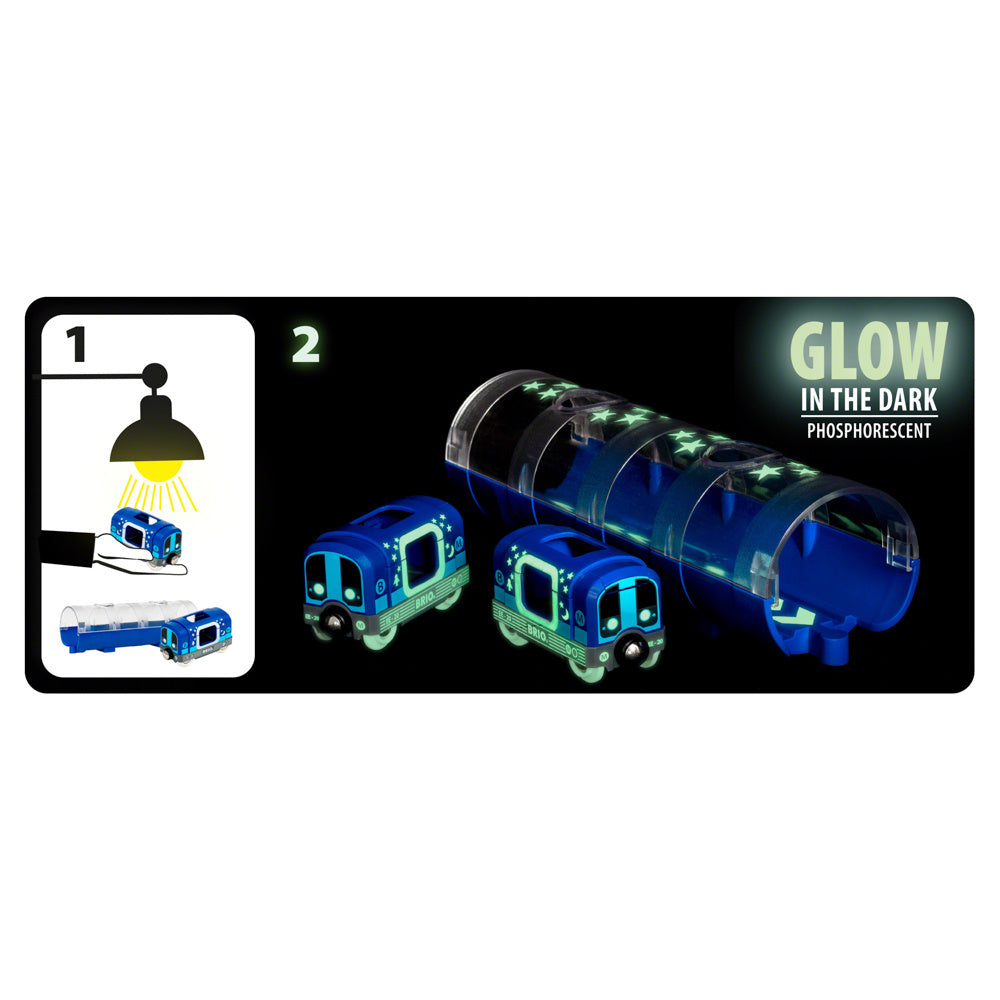 Leuchtende U-Bahn im Dunkeln mit Tunnel