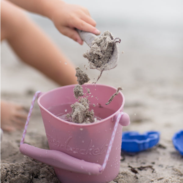 Sandspielzeugset mit Gießkanne – Puderrosa - Tublu.de