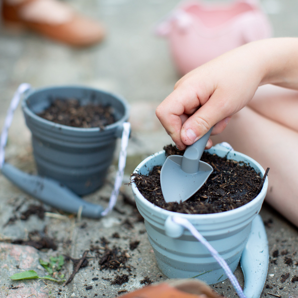 Mini-Silikoneimer mit Schaufel – Dunkeblau - Tublu.de