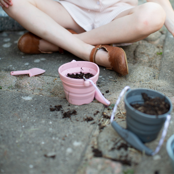 Mini-Silikoneimer mit Schaufel – Salbei - Tublu.de