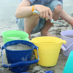 Zusammenklappbarer Eimer für Wasser und Sand – Pastellgelb - Tublu.de
