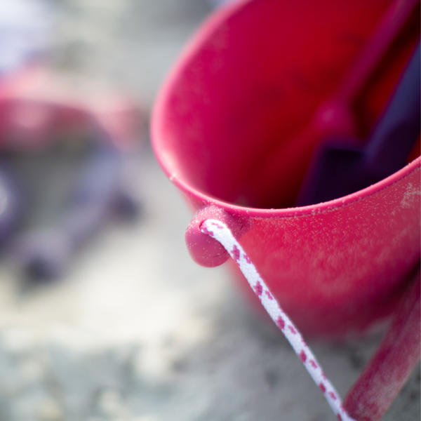 Zusammenklappbarer Eimer für Wasser und Sand – kirschrot - Tublu.de
