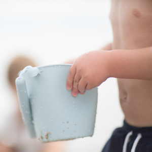 Zusammenklappbarer Eimer für Wasser und Sand – Salbei - Tublu.de