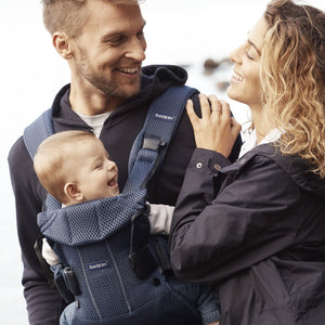 Babytrage ONE AIR – Marineblau + Lätzchen