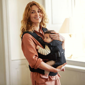 Babytrage ONE – Schwarz + Lätzchen