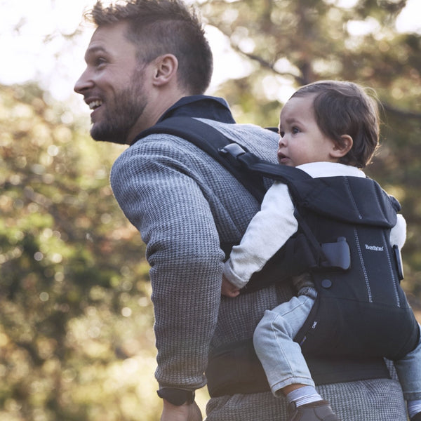 Babytrage ONE – Schwarz + Lätzchen