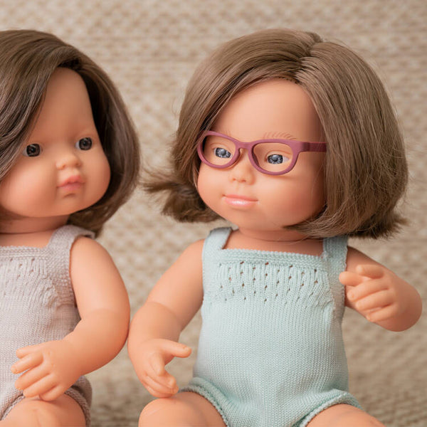 Puppe Mädchen Colourful Edition Doll – Europäerin mit Brille 38 cm