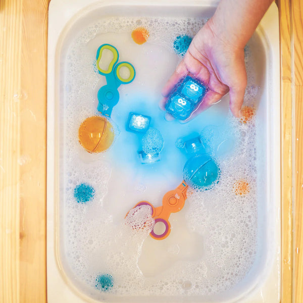 Sensorik-Würfel, die im Wasser leuchten Cookie Monster Sesamstraße – blau - Tublu.de