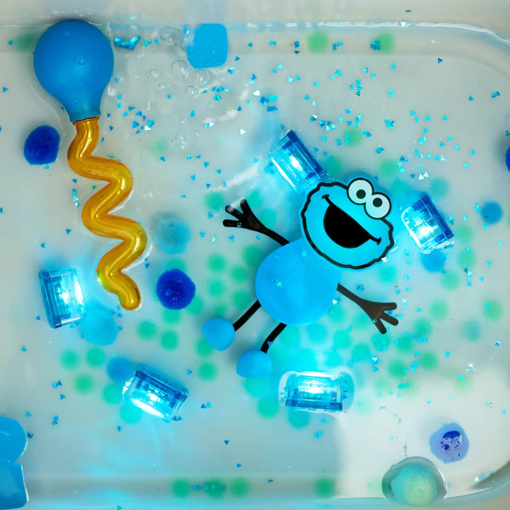 Sensorik-Würfel, die im Wasser leuchten Cookie Monster Sesamstraße – blau - Tublu.de
