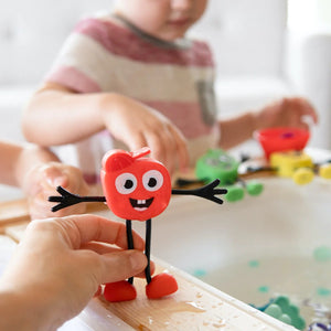 Badefigur Sammy – Set mit zwei im Wasser leuchtenden Sensorikwürfeln - Tublu.de
