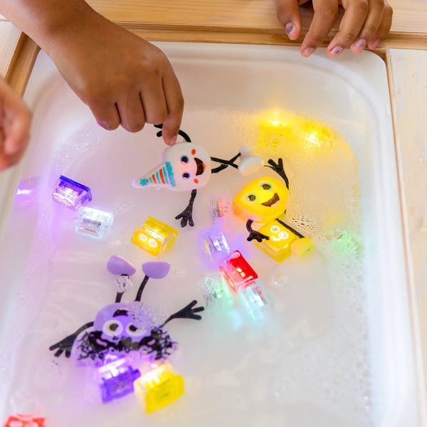 Badefigur Sammy – Set mit zwei im Wasser leuchtenden Sensorikwürfeln - Tublu.de