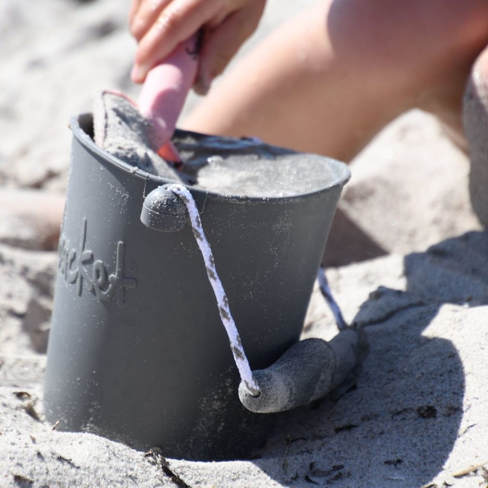 Zusammenklappbarer Eimer für Wasser und Sand – Dunkelgrau - Tublu.de