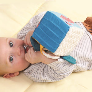 Sensorischer Würfel mit Rassel, Spiegel und Beißring - Tublu.de