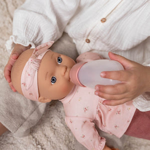 Babypuppe Lily mit Zubehör –  Spielpuppe ab 18 Monaten