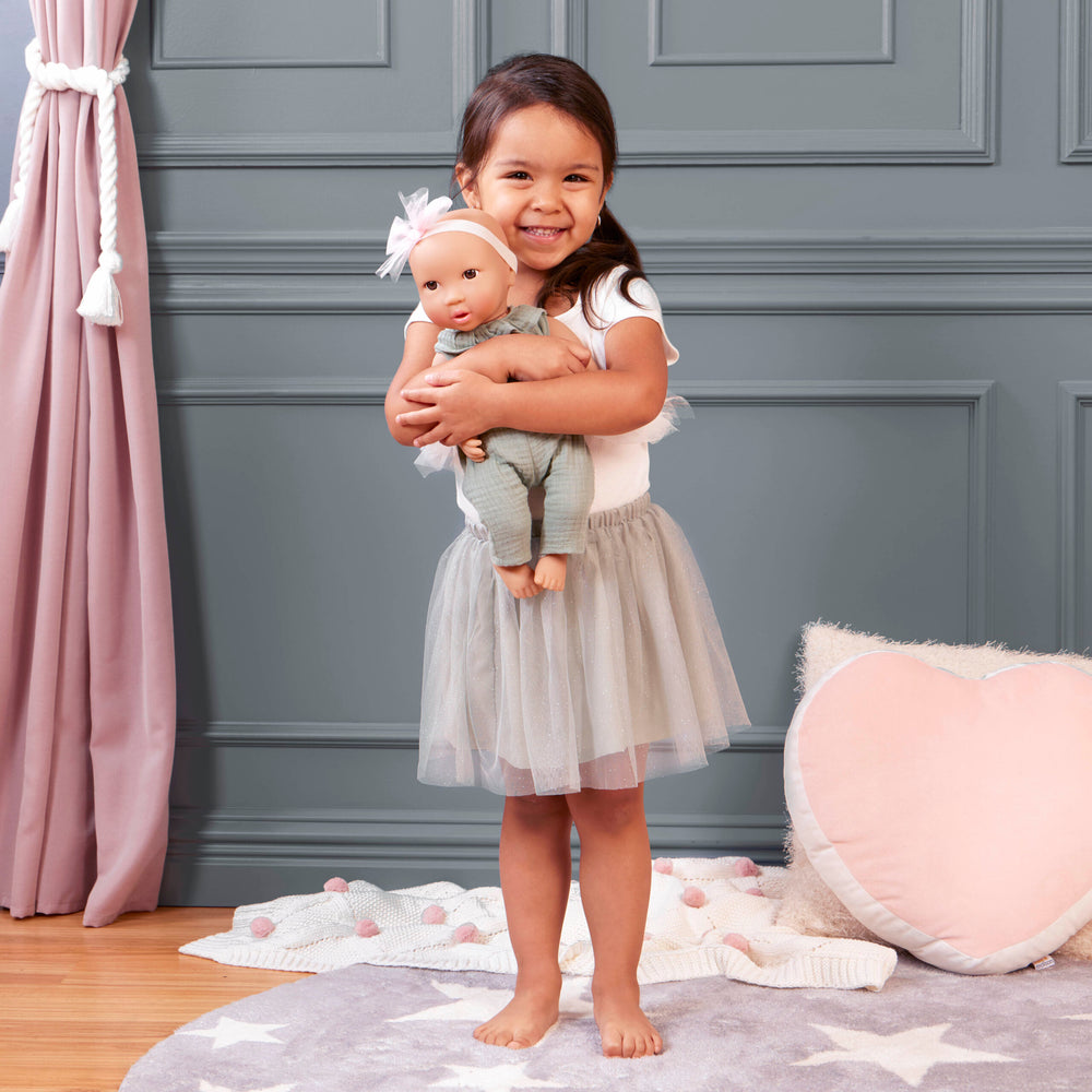 Babypuppe mit Schnuller im Musselinoutfit mit Stirnband