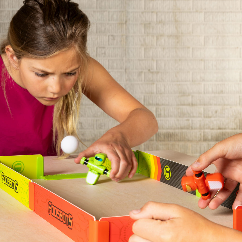Fat Brain Toys Gra Spiel mit zwei Kindern, die konzentriert um den Sieg kämpfen