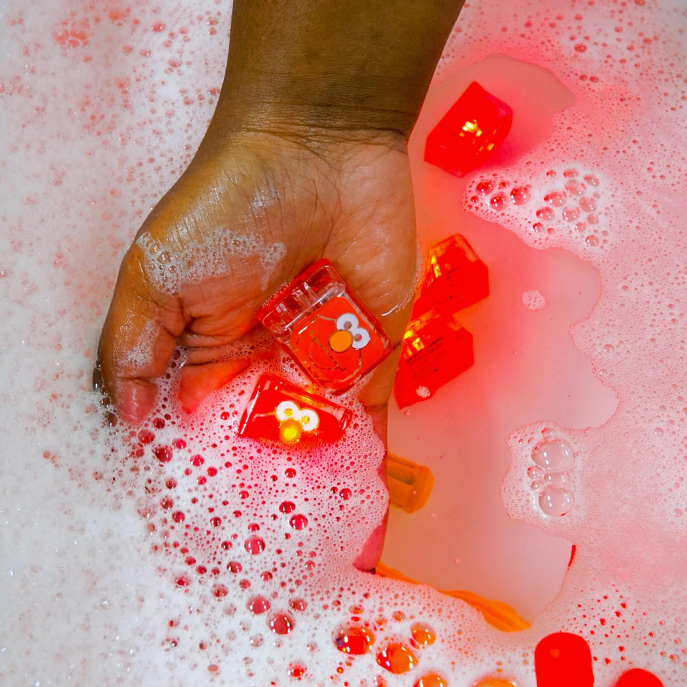 Im Wasser leuchtende Sensorikwürfel Elmo Sesamstraße – rot - Tublu.de