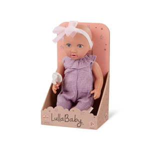 Babypuppe mit Schnuller im lila Musselinoutfit mit Stirnband