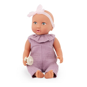 Babypuppe mit Schnuller im lila Musselinoutfit mit Stirnband