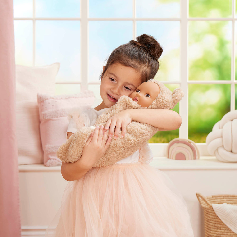 Babypuppe mit Teddyschlafsack im Pyjama