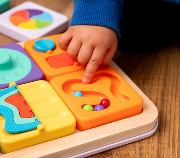 Set mit 2 sensorischen Quadraten mit schwarz-weißen Kugeln von PlayTab - Tublu.de