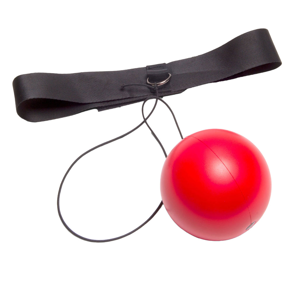 Junge trainiert draußen mit dem roten Reflexball am Stirnband - BS Toys