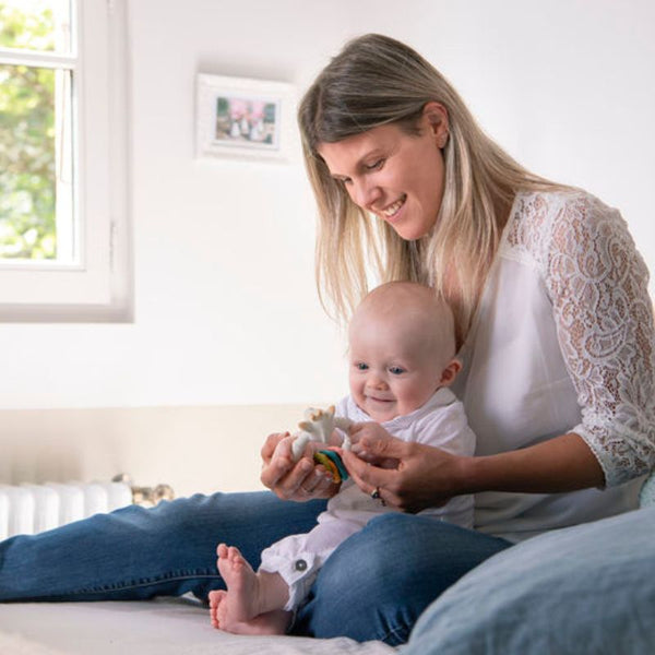 Geschenkset Sophie la girafe mit buntem Beißring am Ring