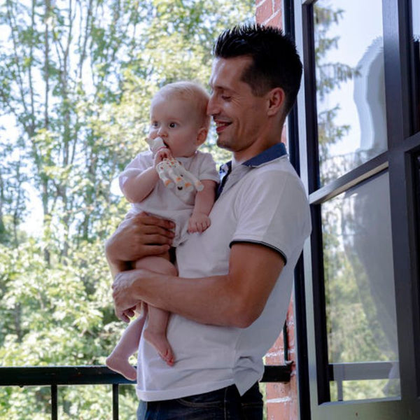 Geschenkset Sophie la girafe mit buntem Beißring am Ring