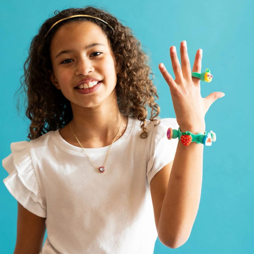 Schmuckset Plip Charms – Türkis von Fat Brain Toys mit Armband und bunten Charms