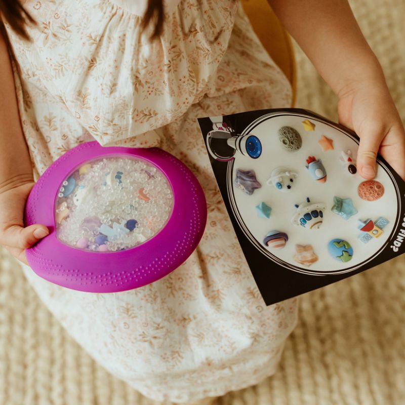 Peekaboo-Sensorikscheibe mit Figuren – Galaxie