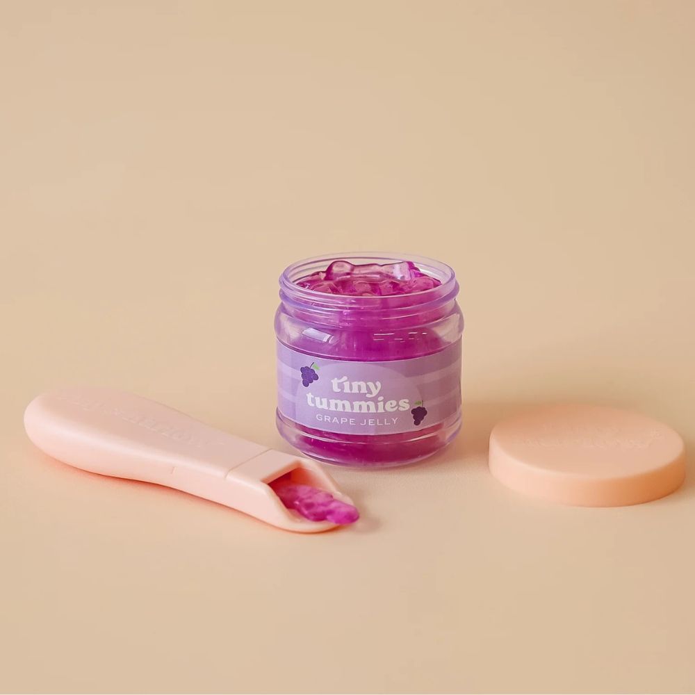 Magisches Glas Puppenfutter Traube in einem kleinen Glas mit einem Löffel für Puppenzubehör von Tiny Harlow