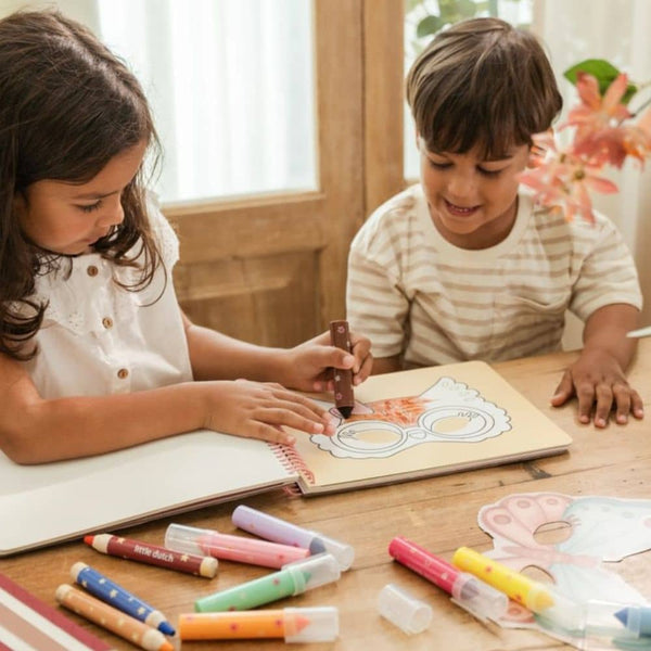 Kreatives Heft mit Schere – Rosa & Friends