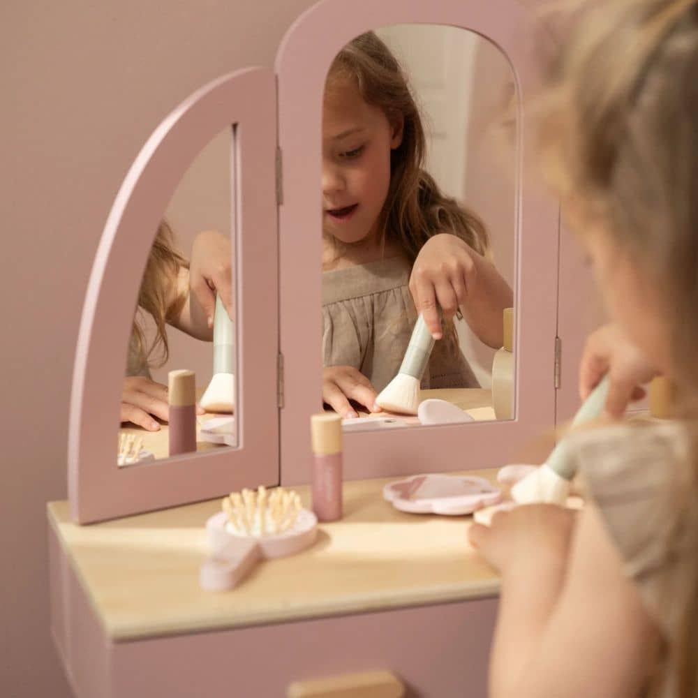 Großer Schminktisch mit Accessoires